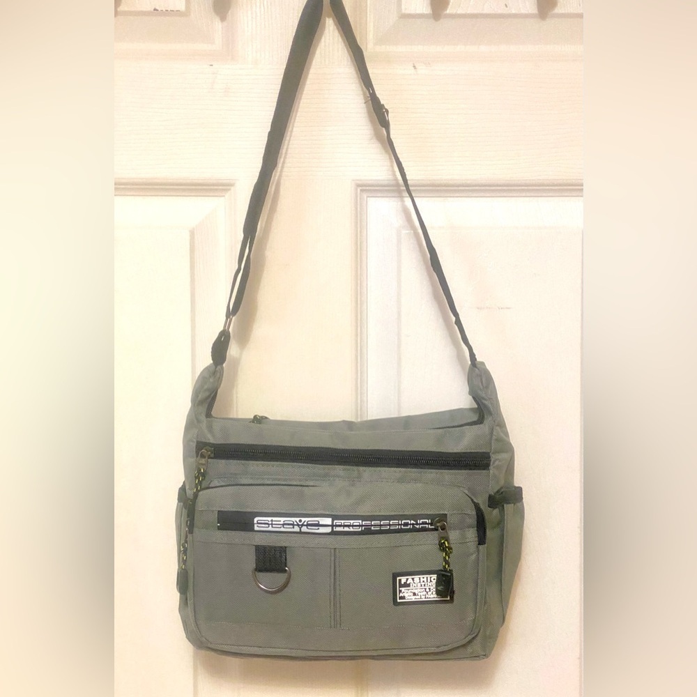 Gray Shoulder Bag. Brand new 🆕. Unisex